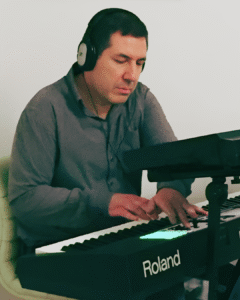 “Nel Rumore del Silenzio”, l’esordio visionario di Helio