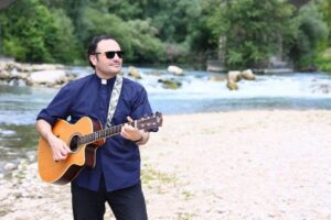 “Una Luce”, Don Pasquale Ferone torna con un messaggio di fede e speranza