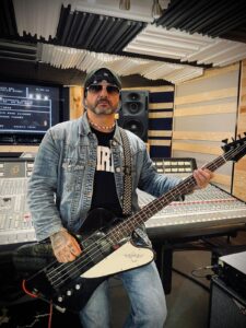 Suoni potenti e anima rock per Angelo Ticli nel suo brano “Cuore di fuoco”