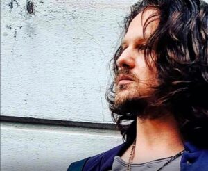 Piero Campi rompe gli schemi: “Quello che vuoi, quello che sei” è l’ultimo singolo