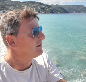 “Poi mi metto su il casco e volo via”: Alberto Bonasia racconta la fuga dalla routine in “Cavalchiamo le strade”