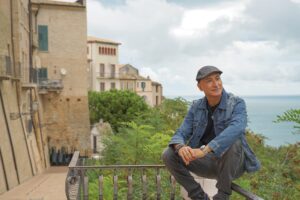 Con “Buono a Metà”, Alessandro Palazzo esplora il tema dell’inadeguatezza